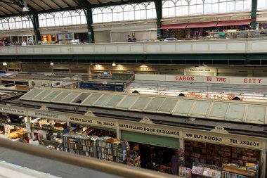 CARDIFF, İngiltere - 8 AĞUSTOS 2025 - Cardiff Pazarı 'nın hareketli manzarası, cam çatı altındaki çeşitli tezgah ve dükkanları gösteriyor