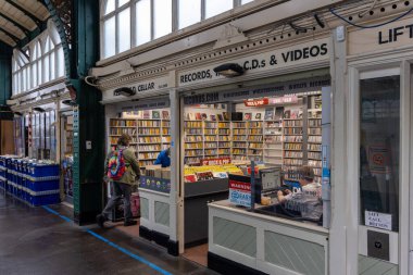 CARDIFF, İngiltere - 8 AUGust 2025 - Kellys Records 'da müşteri arama kayıtları, CD' ler ve videolar, Cardiff Market, Cardiff, Galler 'de bir müzik mağazası
