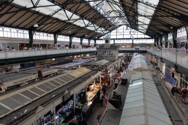 CARDIFF, İngiltere - 8 AĞUSTOS 2025 - Müşteriler Cardiff şehir merkezi, Galler 'deki Victorian Cardiff Pazarı' nda market tezgahlarına göz atıyorlar