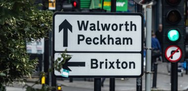 LONDON, UK - 5 AĞUSTOS 2025 - Londra 'nın farklı semtlerine giden yolları gösteren yol tabelası