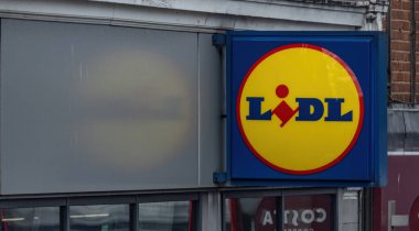LONDON, İngiltere - 5 AĞUSTOS 2025 - Londra, İngiltere 'de logo gösteren Lidl süpermarket işareti