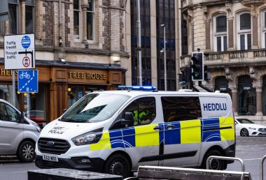 CARDIFF, İngiltere - 8 AĞUSTOS 2025 - Heddlu van Cardiff caddelerinde devriye geziyor, Galler başkentinde güvenlik ve düzeni sağlıyor