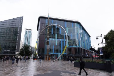 CARDIFF, İngiltere - 8 AUGust 2025 - Müttefikler ile Cardiff Merkez Kütüphanesi 'nin modern mimarisi, Richard Harris' in The Hayes, Cardiff, Galler 'de bulunan bir kamu sanat eseri