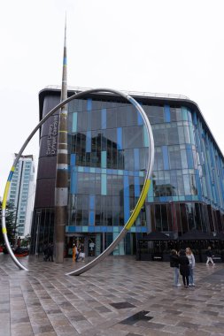 CARDIFF, İngiltere - 8 AĞUSTOS 2025 - Cardiff Merkez Kütüphanesi çarpıcı bir modern mimari ve şehrin kültürel canlılığını sembolize eden önemli bir kamu sanatı kurulumu