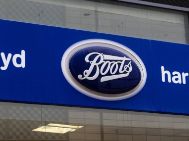 CARDIFF, İngiltere - 8 AĞUSTOS 2025 - Cardiff, Galler 'deki ticari bir binanın Boots logosuna yakın çekim