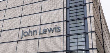 CARDIFF, İngiltere - 8 AĞUSTOS 2025 - John Lewis mağazasının modern mimarisi bej tuğla cephe ve Cardiff şehir merkezindeki büyük pencereler