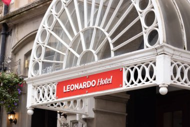 CARDIFF, İngiltere - 8 AĞUSTOS 2025 - Galler 'in Cardiff kentindeki Leonardo Oteli' nin girişinin üzerindeki süslü beyaz kubbe, şehrin mimarisine biraz zarafet katıyor.