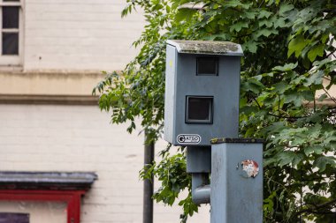 CARDIFF, İngiltere - 8 AĞUSTOS 2025 - Cardiff, Galler 'deki trafik akışını izleyen hız kamerası, karayolu güvenliği ve sorumlu sürüş
