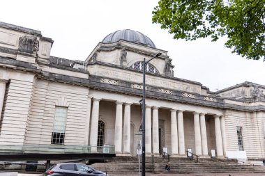 CARDIFF, İngiltere - 8 AĞUSTOS 2025 - Galler 'deki Ulusal Müze Cardiff' in etkileyici neoklasik cephesinin düşük açılı görüntüsü