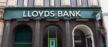 CARDIFF, İngiltere - 8 AĞUSTOS 2025 - Cardiff, Galler 'deki Lloyds Bank şubesi, belirgin tabela ve davetkar giriş