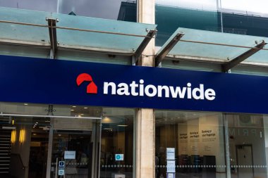 CARDIFF, İngiltere - 8 AĞUSTOS 2025 - Cardiff 'teki Ulusal Binalar Topluluğu şubesi, Galler' deki önemli bir finans kurumunu temsil eden logosunu ve modern mimarisini sergiliyor