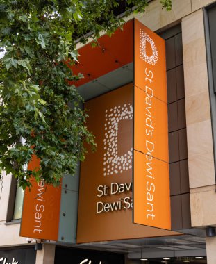 CARDIFF, İngiltere - 8 AĞUSTOS 2025 - Cardiff şehir merkezindeki St. David Dewi Sant alışveriş merkezinin turuncu işareti