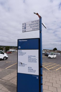 WESTON, UK - 8 AĞUSTOS 2025 - Weston Super Mare 'de tren istasyonu, ana cadde, sahil yolu ve Tropicana dahil olmak üzere çeşitli noktaların yönlerini gösteren mavi tabela