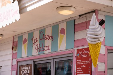 WESTON, İngiltere - 8 AĞUSTOS 2025 - Birleşik Krallık, Weston Super Mare 'de deniz kenarında büyük bir sahte dondurma ve fiyat listesi olan dondurma dükkanı tabelası