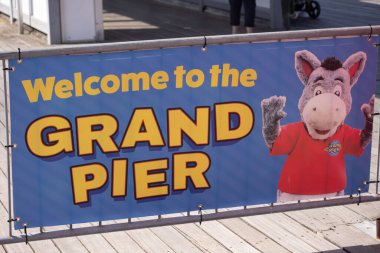 Weston Super Mare, Somerset 'teki Grand Pier' a gelen ziyaretçileri karşılamak için imzanızı atın.