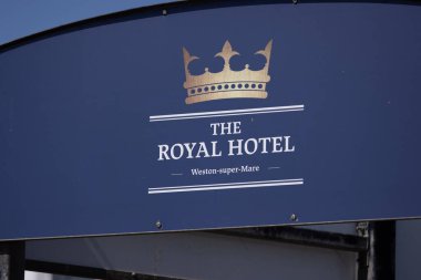 WESTON, UK - 8 AĞUSTOS 2025 - Weston Super Mare 'deki Royal Hotel tabelasına yakından bakın, altın kaplama ve mavi arka plan, lüks konaklama