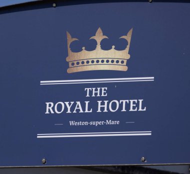 WESTON, İngiltere - 8 AĞUSTOS 2025 - İngiltere 'de Weston Super Mare' deki Royal Hotel 'in mavi işareti