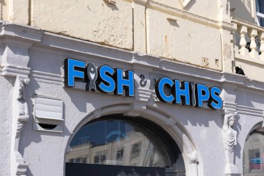 WESTON, İngiltere - 8 AĞUSTOS 2025 - Weston Super Mare, Somerset, İngiltere 'deki geleneksel İngiliz yemek dükkanı tabelası, yerel mutfak kültürünü yansıtıyor