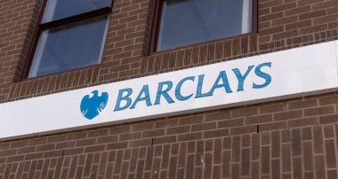 WESTON, İngiltere - 8 AĞUSTOS 2025 - Barclays banka tabelası Weston Super Mare, İngiltere 'deki tuğla bina üzerinde logo gösteriyor