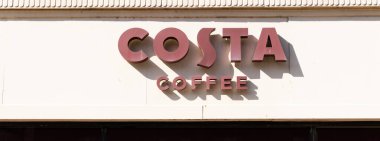 WESTON, İngiltere - 8 AĞUSTOS 2025 - Weston Super Mare, İngiltere 'deki bir binada Costa Coffee tabelasının yakın görüntüsü