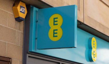 WESTON, İngiltere - 8 AĞUSTOS 2025 - ADT alarm sistemi kutusunun Weston Super Mare, İngiltere 'de görülebildiği mobil ağ mağaza tabelası