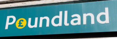 WESTON, İngiltere - 8 AĞUSTOS 2025 - Şirketin logosunu ve marka kimliğini gösteren bir Poundland mağaza tabelasına yakın çekim