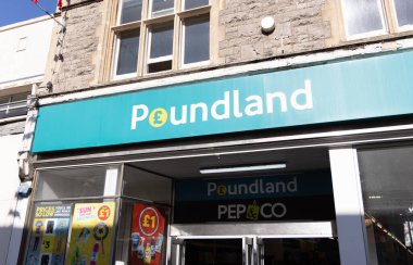 WESTON, İngiltere - 8 AĞUSTOS 2025 - Weston Super Mare 'deki Poundland and Pep and Co mağazası
