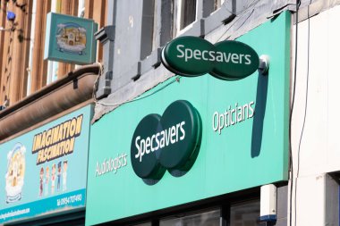 WESTON, UK - 8 AĞUSTOS 2025 - Weston Super Mare 'deki gözlükçüleri ve işitsel bilimcileri kurtarıyor