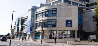 Weston Super Mare, Somerset 'te yer alan Weston Koleji, çağdaş bina tasarımını sergilemektedir.