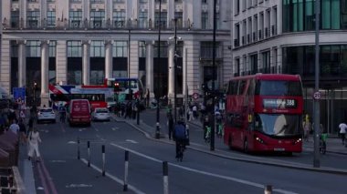 LONDON, UK - 5 AĞUSTOS 2025 - Piccadilly 'den geçen kırmızı çift katlı otobüs, banliyö ve bisikletli