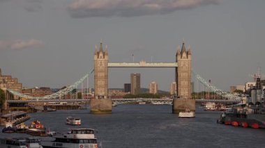 LONDON, UK - 5 AĞUSTOS 2025 Kule Köprüsü, ikonik bir dönüm noktası, Thames nehrinin üzerinde güneşlenen ve sularında yüzen teknelerle güneşlenen.