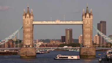 LONDON, İngiltere - 5 AĞUSTOS 2025 - Güzel bir günbatımı sırasında Londra 'daki Tower Bridge' in altından geçen bir eğlence gemisi