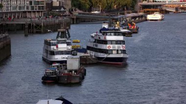 LONDON, İngiltere - 5 AĞUSTOS 2025 - Londra, İngiltere 'de Thames nehrinde yelken açan birkaç turist botu, arka planda şehir manzarası ile