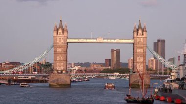 LONDON, İngiltere - 5 AĞUSTOS 2025 - Londra 'daki Thames Nehri üzerinde görkemli bir şekilde duran Kule Köprüsü, canlı bir günbatımı sırasında