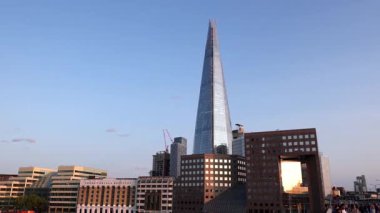 LONDON, UK - 5 AĞUSTOS 2025 - Çömlek Londra 'da açık mavi gökyüzüne karşı dimdik ayakta duruyor, diğer binalar ve inşaat vinçleri ön planda