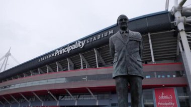 CARDIFF, İngiltere - 8 AĞUSTOS 2025 - Galli yargıç ve asker Sir Tasker Watkins 'in bronz heykeli, Galler' in başkenti Cardiff 'te bulunan Principality Stadyumu' nun dışında yer alıyor.