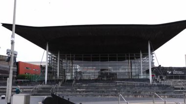 CARDIFF, İngiltere - 8 AĞUSTOS 2025 - Senedd binasının modern mimarisi, Cardiff Körfezi 'ndeki Galler' in demokratik değerlerini yansıtıyor