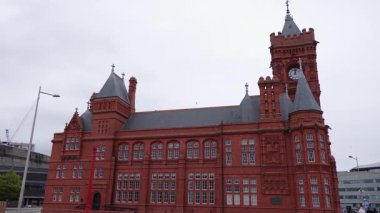 CARDIFF, İngiltere - 8 AĞUSTOS 2025 - Pierhead Binası 'nın etkileyici mimarisi, Galler' in Cardiff Körfezi 'nde, kırmızı tuğla cephesini ve saat kulesini gözler önüne seriyor.