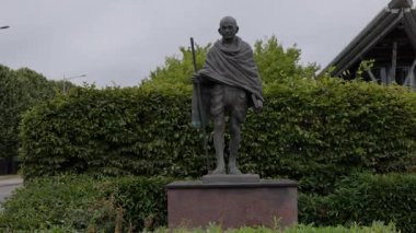 CARDIFF, İngiltere - 8 Ağustos 2025 - Mahatma Gandhi heykeli Cardiff, Galler, Birleşik Krallık 'ta duruyor