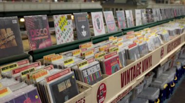 CARDIFF, İngiltere - 8 AĞUSTOS 2025 - Cardiff, Galler 'deki bir pazarda gösterilen vinil plakların büyük bir seçimi