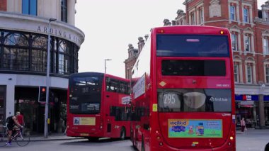 LONDON, UK - 8 AĞUSTOS 2025 - Arding ve Hobbs yakınlarındaki bir Londra caddesinde 35 ve 295 numaralı kırmızı çift katlı otobüsler