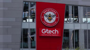 LONDON, UK - 8 AĞUSTOS 2025 - Londra, İngiltere 'deki modern bir binada Brentford Futbol Kulübü ve Gtech Community Stadyumu' nun kırmızı işareti