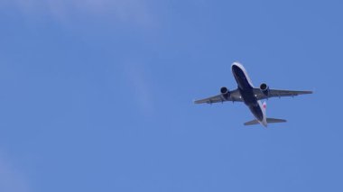 LONDON, İngiltere - 8 AĞUSTOS 2025 Londra Heathrow Havaalanı 'ndan havalandıktan sonra mavi gökyüzünde yükselen yolcu uçağı