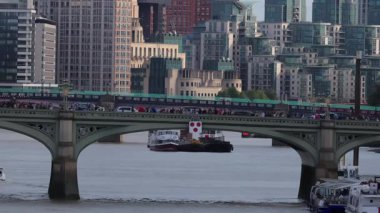 LONDON, İngiltere - 8 AĞUSTOS 2025 - Londra şehir manzarasını ve Southwark Köprüsü 'nden Thames Nehri' ni gözlemleyen turistler