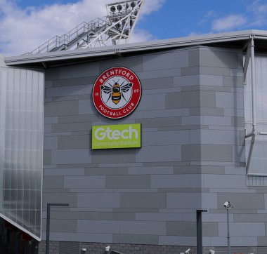 LONDON, İngiltere - 5 AĞUSTOS 2025 - Brentford Futbol Kulübü logosu ve projektörlerinin yer aldığı Gtech Community Stadyumu