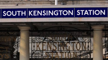 LONDON, UK - 5 AĞUSTOS 2025 - Londra, İngiltere 'de hareketli bir taşıma merkezi olan Güney Kensington İstasyonunun girişinde süslü demircilik ve tabela