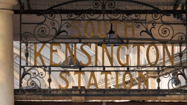 LONDON, UK - 5 AĞUSTOS 2025 - Güney Kensington İstasyonu, Londra 'nın süslü metal tabelası, istasyonun adını altın harflerle gösteriyor