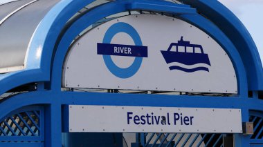 LONDON, İngiltere - 5 AĞUSTOS 2025 - Londra 'da bulunan ikonik yuvarlak ve tekne sembolünü gösteren Festival İskelesi nehir hizmetleri tabelasını kapatın