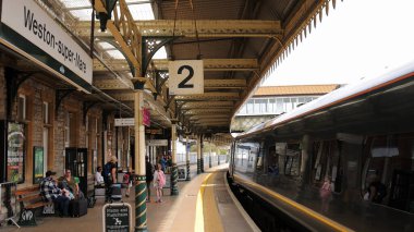 LONDON, İngiltere - 5 AĞUSTOS 2025 - Somerset, İngiltere 'deki Weston Super Mare tren istasyonunda tren bekleyen yolcular