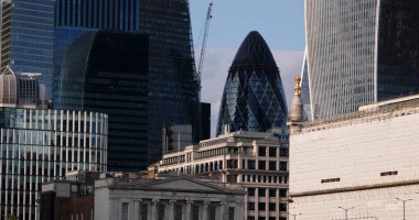 LONDON, UK - 5 AĞUSTOS 2025 - Gherkin gibi önde gelen gökdelenlere sahip Londra, İngiltere 'nin şehir manzarasını oluşturan modern ve tarihi binalar